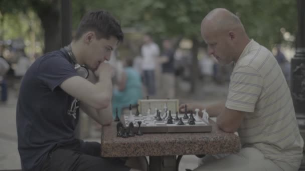 Men play chess in the park. Kyiv. Ukraine. — Stock Video