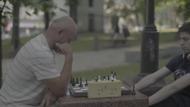 Os homens jogam xadrez no parque. Kiev. Ucrânia . — Vídeo de Stock