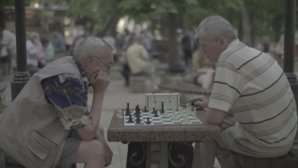 Os homens jogam xadrez no parque. Kiev. Ucrânia . — Vídeo de Stock