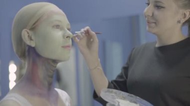 Kızları uydurma yöntemi. Ağır çekim. Comic con. KostümComment