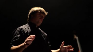 Bir erkek orkestra şefi sahnede orkestra şefi. Kyiv. Ukrayna