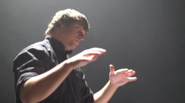 Bir erkek orkestra şefi sahnede orkestra şefi. Kyiv. Ukrayna