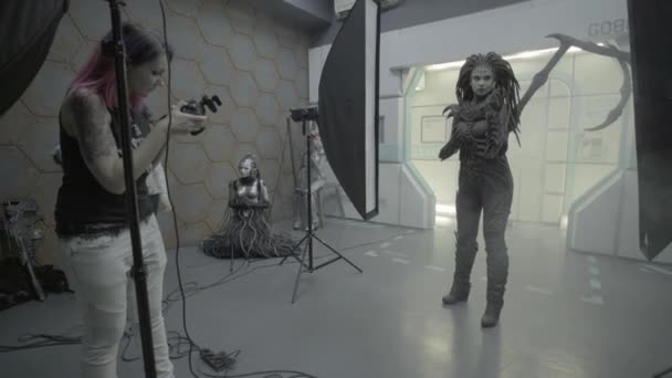 Séance photo dans les coulisses d'un studio. Comic con. Cosplay — Video