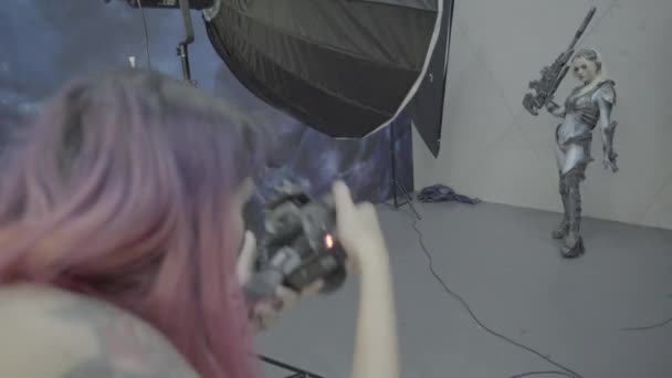 Séance photo dans les coulisses d'un studio. Comic con. Cosplay — Video