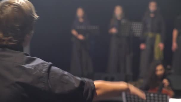 Mužský dirigent diriguje na jevišti. Kyjev. Ukrajina — Stock video