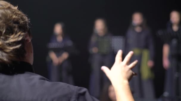 Een mannelijke dirigent dirigeert op het podium. Kiev. Oekraïne — Stockvideo