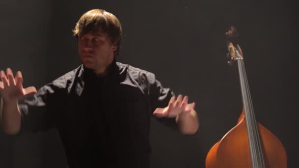 Un direttore d'orchestra maschio conduce sul palco. Kiev. Ucraina — Video Stock