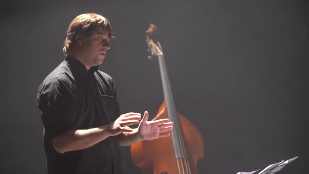 Un conductor masculino conduce en el escenario. Kiev. Ucrania — Vídeo de stock