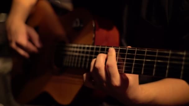 男性ギタリストは暗闇の中でギターを演奏する。キエフ。ウクライナ — ストック動画
