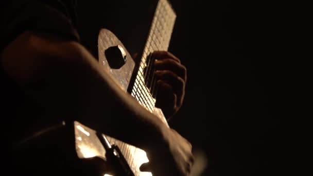 Męski gitarzysta gra na gitarze w ciemności. Kijów. Ukraina — Wideo stockowe