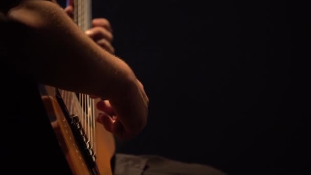 Guitarrista masculino toca la guitarra en la oscuridad. Kiev. Ucrania — Vídeos de Stock