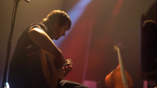 O guitarrista toca guitarra no escuro. Kiev. Ucrânia — Vídeo de Stock