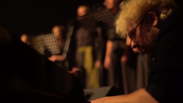 Ein Mann Pianist spielt das Klavier im Dunkeln. kyiv. Ukraine — Stockvideo