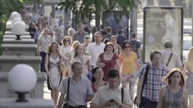 Sokakta yürüyen bir kalabalık. Ağır çekim. Kyiv. Ukrayna