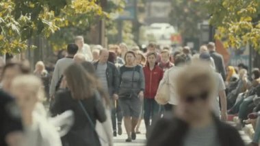 Sokakta yürüyen bir kalabalık. Ağır çekim. Kyiv. Ukrayna