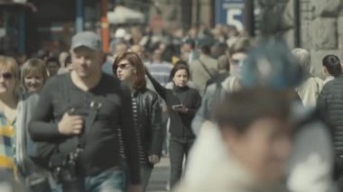 Sokakta yürüyen bir kalabalık. Ağır çekim. Kyiv. Ukrayna