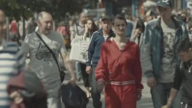 Sokakta yürüyen bir kalabalık. Ağır çekim. Kyiv. Ukrayna