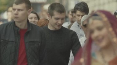 Sokakta yürüyen bir kalabalık. Ağır çekim. Kyiv. Ukrayna
