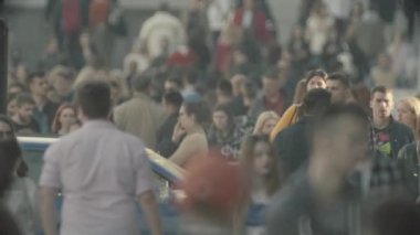 Sokakta yürüyen bir kalabalık. Ağır çekim. Kyiv. Ukrayna