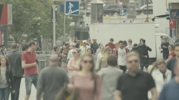 Sokakta yürüyen bir kalabalık. Ağır çekim. Kyiv. Ukrayna — Stok video