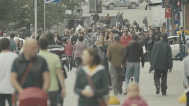 Una multitud de personas caminando por la calle. En cámara lenta. Kiev. Ucrania — Vídeos de Stock