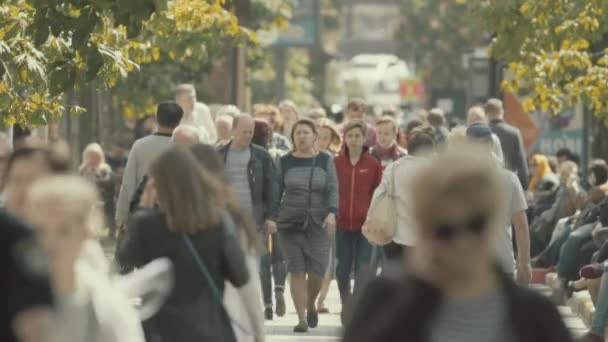 En folkmassa som går nerför gatan. Sakta i backarna. Kiev. Ukraina — Stockvideo