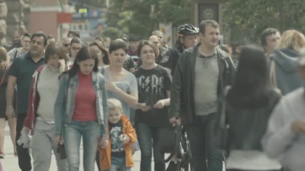 Uma multidão de pessoas a caminhar pela rua. Movimento lento. Kiev. Ucrânia — Vídeo de Stock