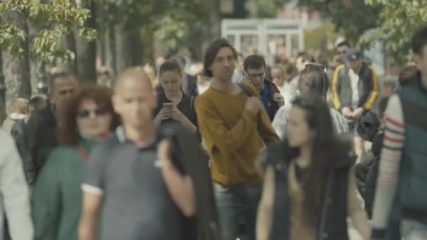 Väkijoukko kävelee kadulla. Hidasta vauhtia. Kiovassa. Ukraina — kuvapankkivideo