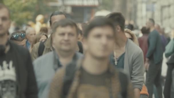 Dav lidí kráčejících po ulici. Zpomal. Kyjev. Ukrajina — Stock video