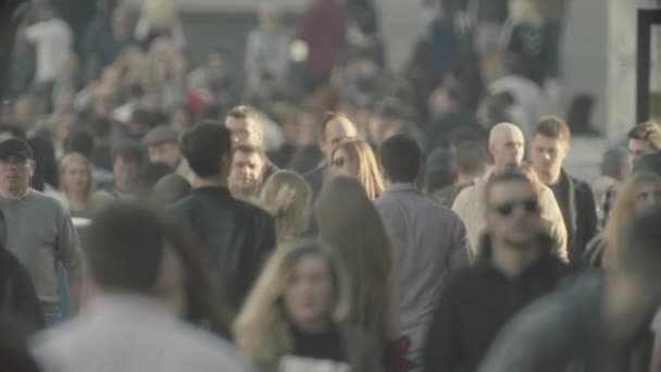 Una multitud de personas caminando por la calle. En cámara lenta. Kiev. Ucrania — Vídeo de stock