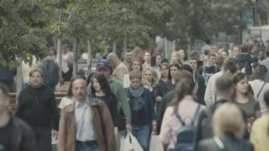 Sokakta yürüyen bir kalabalık. Ağır çekim. Kyiv. Ukrayna