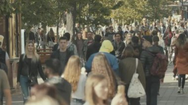 Sokakta yürüyen bir kalabalık. Ağır çekim. Kyiv. Ukrayna