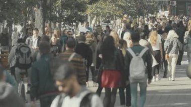 Sokakta yürüyen bir kalabalık. Ağır çekim. Kyiv. Ukrayna