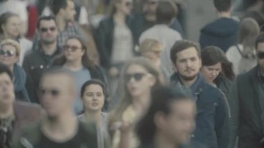 Sokakta yürüyen bir kalabalık. Ağır çekim. Kyiv. Ukrayna