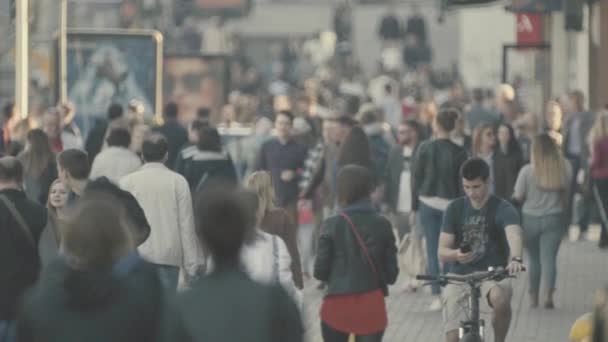 Une foule de gens marchant dans la rue. Au ralenti. Kiev. Ukraine — Video