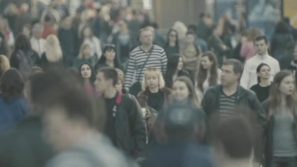 Uma multidão de pessoas a caminhar pela rua. Movimento lento. Kiev. Ucrânia — Vídeo de Stock