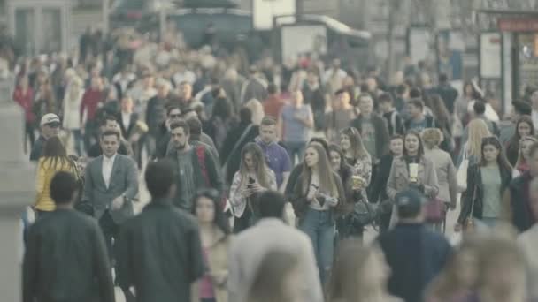 A crowd of people walking down the street. Slow motion. Kyiv. Ukraine — Stock Video