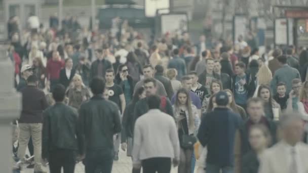 Ένα πλήθος ανθρώπων που περπατούν στο δρόμο. Αργή κίνηση. Κίεβο. Ουκρανία — Αρχείο Βίντεο