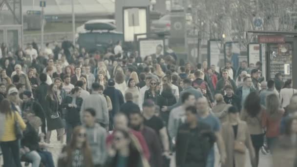 Uma multidão de pessoas a caminhar pela rua. Movimento lento. Kiev. Ucrânia — Vídeo de Stock