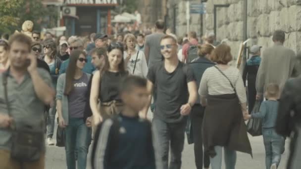 A crowd of people walking down the street. Slow motion. Kyiv. Ukraine — Stock Video