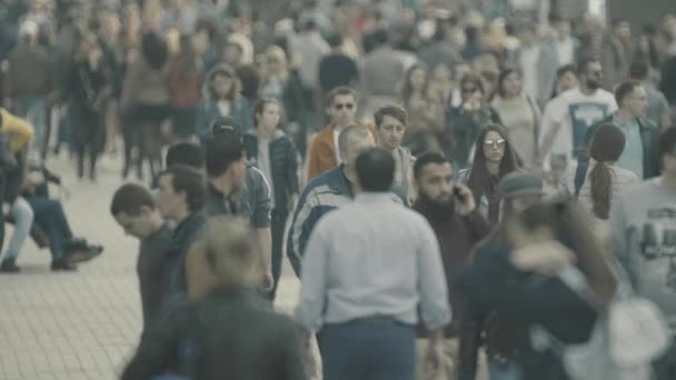 A crowd of people walking down the street. Slow motion. Kyiv. Ukraine — Stock Video