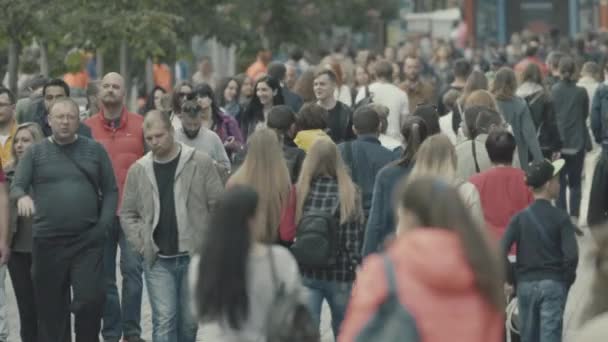 Una multitud de personas caminando por la calle. En cámara lenta. Kiev. Ucrania — Vídeos de Stock