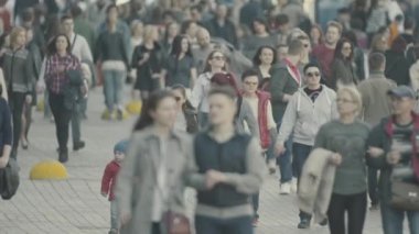 Sokakta yürüyen bir kalabalık. Ağır çekim. Kyiv. Ukrayna