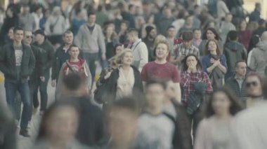 Sokakta yürüyen bir kalabalık. Ağır çekim. Kyiv. Ukrayna