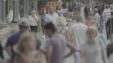 Sokakta yürüyen bir kalabalık. Ağır çekim. Kyiv. Ukrayna