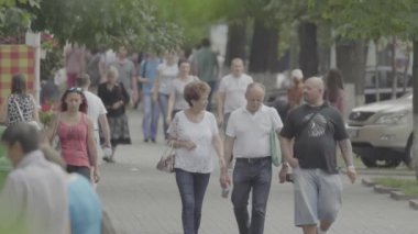 Sokakta yürüyen bir kalabalık. Ağır çekim. Kyiv. Ukrayna