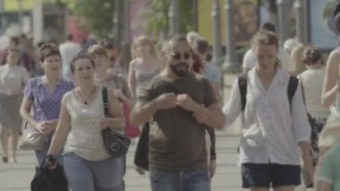 Sokakta yürüyen bir kalabalık. Ağır çekim. Kyiv. Ukrayna
