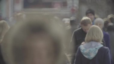 Sokakta yürüyen bir kalabalık. Ağır çekim. Kyiv. Ukrayna