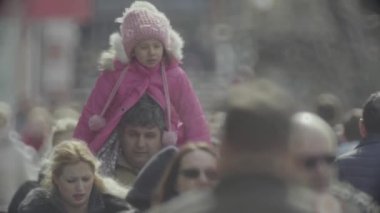Sokakta yürüyen bir kalabalık. Ağır çekim. Kyiv. Ukrayna