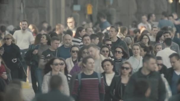 En folkmassa som går nerför gatan. Sakta i backarna. Kiev. Ukraina — Stockvideo